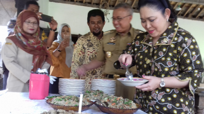 Titiek Soeharto (kanan) sedang menyantap mie lethek.