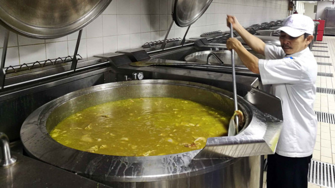 Aktivitas di Dapur Katering Jemaah Haji Indonesia