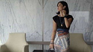 Tampil Modis dengan Kain Tenun ala Dian Sastro