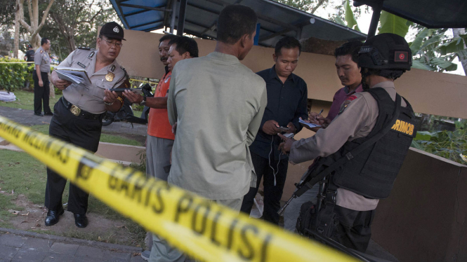 Anggota Brimob bersiaga usai terjadinya penyerangan terhadap anggota Brimob yang bertugas di kawasan Hotel Ayana, Jimbaran, Bali, Selasa (8/8/2017)