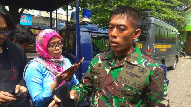 Komandan Batalyon 464 Paskhas Mayor Misbahul Munir memberikan penjelasan soal tewasnya seorang warga dalam sesi latihan TNI AU di Bukit Gondomayit Malang, Selasa (8/8/2017)
