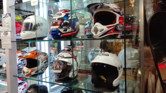 Pakai Cara Ini, Helm Dijamin Bebas Bau Apek