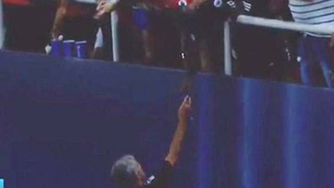 Jose Mourinho berikan medali ke fans