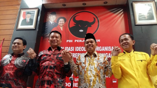 Ketua DPD Golkar Jabar, Dedi Mulyadi, bersama Ketua DPD PDIP Jabar, TB Hasanuddin.