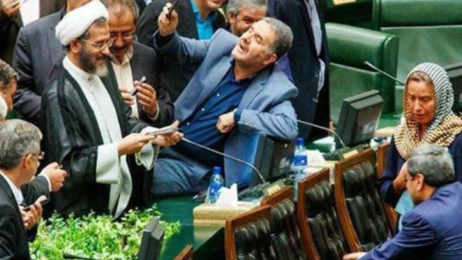 Aksi anggota parlemen Iran saat berebut selfie dengan diplomat Uni Eropa Federica Mogherini  (berkerudung).
