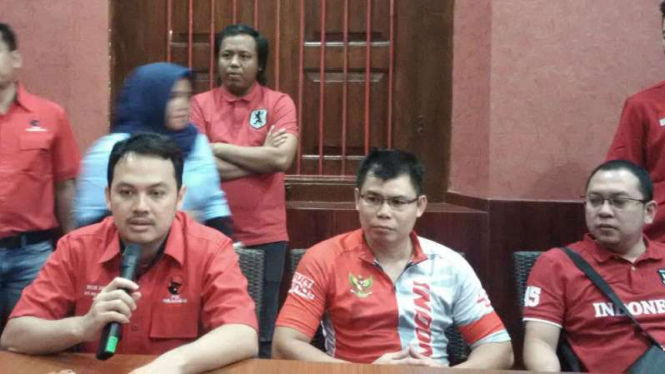 Chris John (tengah) bersama rekannya Dede Indra Permana mendaftar calon wakil gubernur di kantor PDIP Jawa Tengah di Semarang pada Rabu, 9 Agustus 2017.