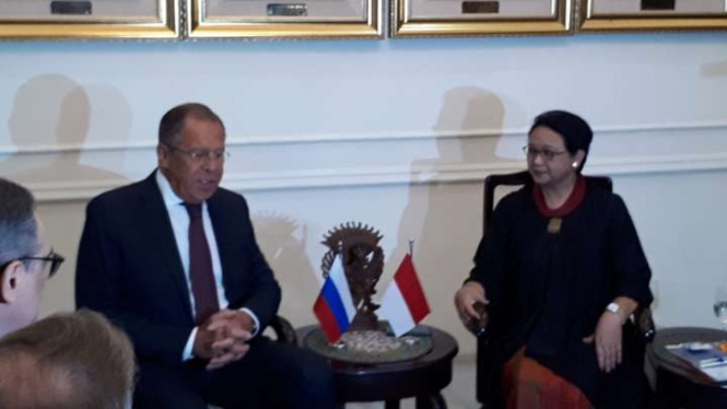 Menlu Retno Marsudi bersama Menlu Rusia Sergey Lavrov di Jakarta, 9 Agustus 2017.