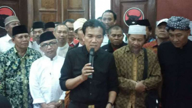 Bupati Kudus, Musthofa, mendaftar calon gubernur Jawa Tengah di kantor PDIP setempat di Semarang pada Rabu, 9 Agustus 2017.