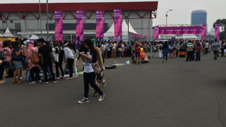 Fans Padati Area Konser Spotify, Calo Tiket Berkeliaran