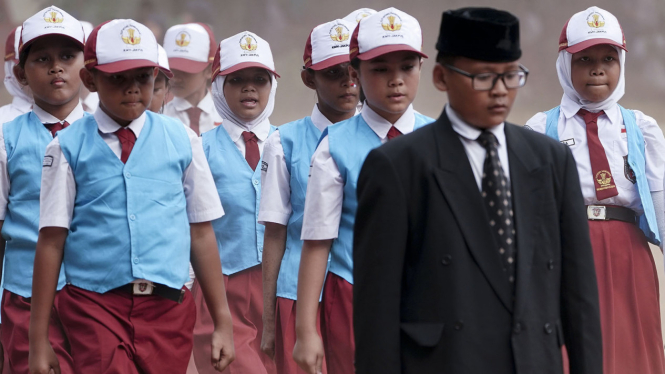 Siswa Sekolah Dasar bersiap upacara bendera.