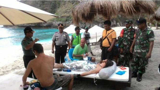 Kepolisian dan TNI mengevakuasi tiga turis asing yang terjatuh ke bawah tebing sedalam 150 meter di Pulau Bali, Rabu (9/8/2017)
