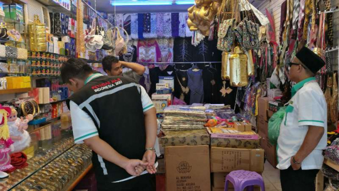 Berbelanja di tko Indonesi di Tanah Suci