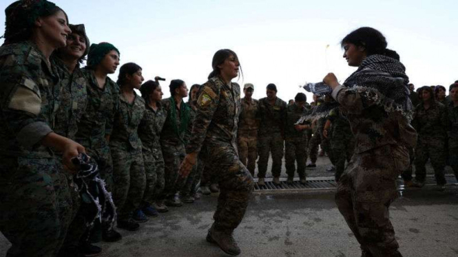 Tentara Wanita Suriah berdansa usai upacara kelulusan di Kota Hasaka.