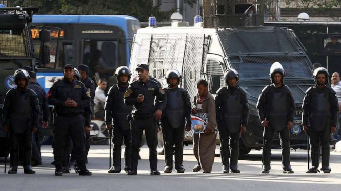 Polisi Mesir berjaga-jaga mengamankan suatu lokasi.