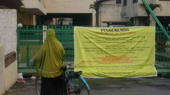 Spanduk berisi pemberitahuan segel dipasang di sisi depan pintu gerbang kompleks pabrik PT Nyonya Meneer di Semarang, Jawa Tengah, pada Kamis, 10 Agustus 2017.