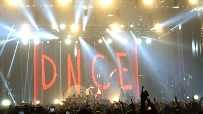 DNCE menggebrak panggung Spotify On Stage