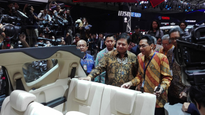 Menteri Perindustrian, Airlangga Hartarto, saat berkunjung ke GIIAS 2017.