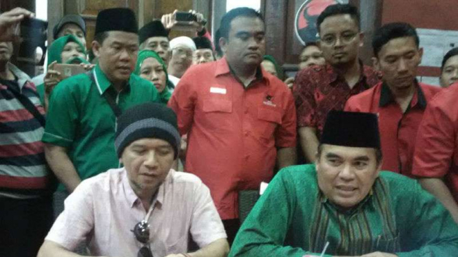 Bupati Jepara, Ahmad Marzuqi (duduk-kanan), mendaftar bakal calon wakil gubernur Jawa Tengah melalui PDIP di Semarang pada Kamis, 10 Agustus 2017.