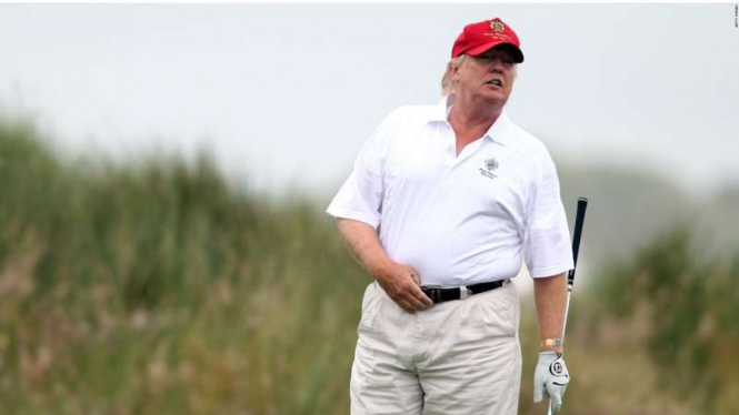 Donald Trump berlibur dengan bermain golf