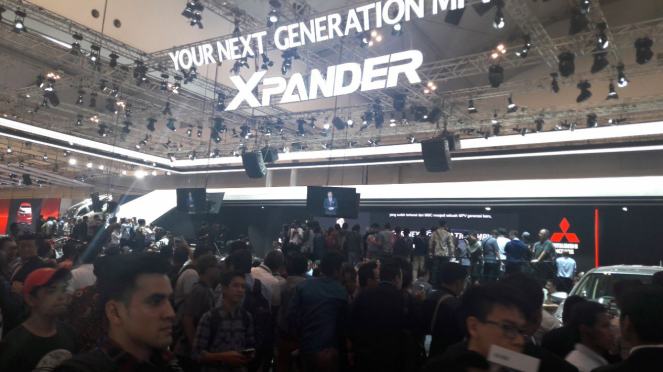 Pengunjung berkumpul di booth Mitsubishi untuk melihat Xpander.