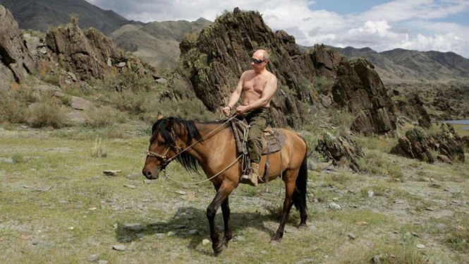 Presiden Rusia Vladimir Putin menunggangi kuda dalam agenda liburannya beberapa waktu lalu.