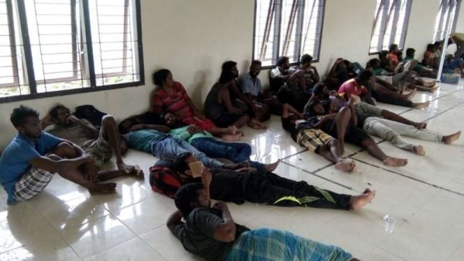  Sebanyak 33 imigran gelap asal Srilanka yang berhasil dievakuasi dari perairan laut Nias Utara, Kamis (10/8/2017)