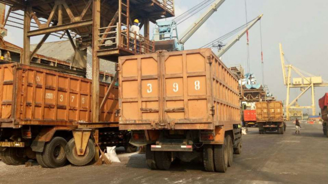 Garam impor tiba di Indonesia.