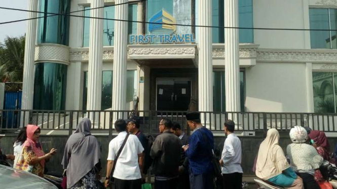 Sejumlah jemaah calon umrah kembali mendatangi kantor First Travel di Jalan Radar AURI Depok, Jawa Barat, pada Jumat 11 Agustus 2017.