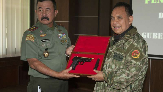 Panglima Kodam IX Udayana Mayor Jenderal TNI Komaruddin Simanjuntak menyerahkan senjata api ke Gubernur NTT Frans Lebu Raya di Denpasar, Bali, Kamis (10/8/2017).