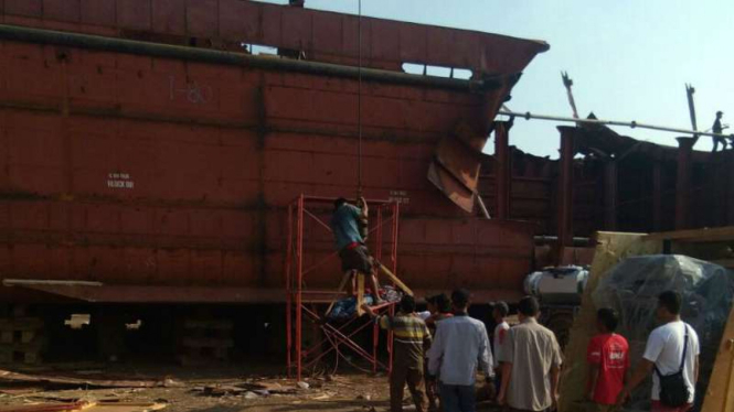 Kapal tongkang yang sedang dirakit di galangan milik PT Krakatau Shipyard di Kecamatan Puloampel, Kabupaten Serang, Banten, meledak pada Jumat, 11 Agustus 2017.