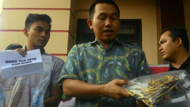 Barang bukti kasus pembunuhan istri cantik kepala desa di Gresik dibeber di Markas Polda Jatim, Surabaya, pada Jumat, 11 Agustus 2017.