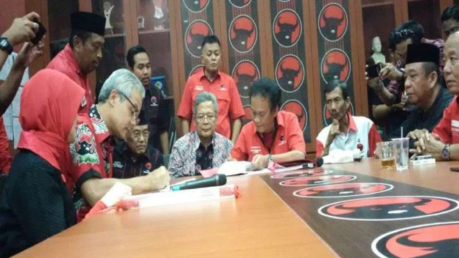 Ganjar Pranowo saat mengembalikan formulir pendaftaran di DPD PDIP Jateng.