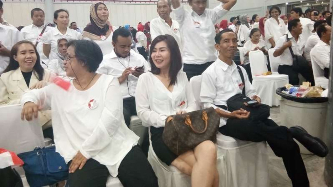 Jokowi palsu (duduk paling kiri) saat bikin heboh relawan Joko Widodo di JIC.