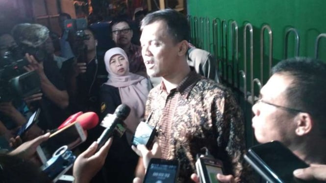 Niko Panji Tirtayasa atau Miko di depan safe house Kelapa Gading.