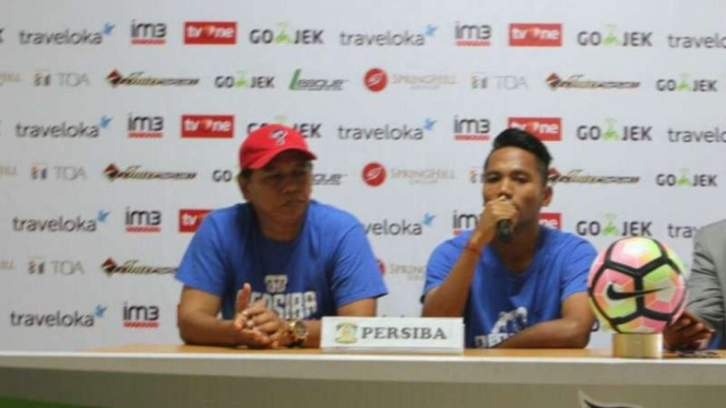 Pelatih Persiba Balikpapan, Haryadi (kiri)