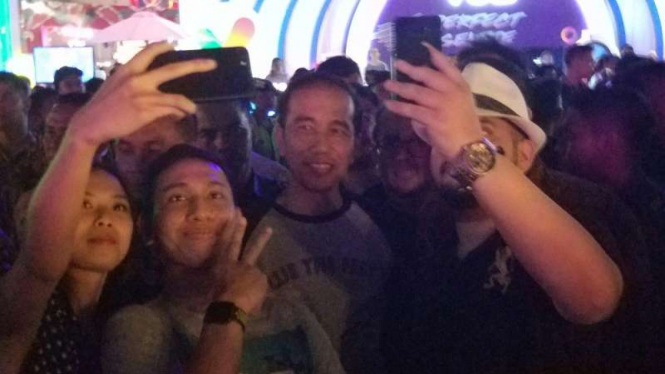 Pengunjung We The Fest 2017 berebut selfie dengan Presiden RI Joko Widodo.