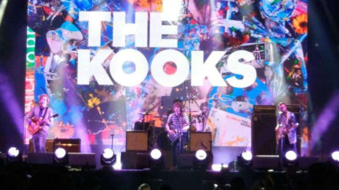 The Kooks tampil di WTF! Stage.