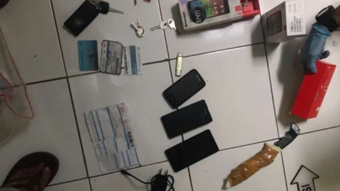 Polisi mengamankan barang bukti terduga teroris bom Kampung Melayu