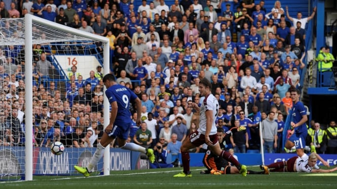 Aksi striker Chelsea, Alvaro Morata mencetak gol ke gawang lawan.