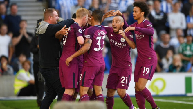Pemain Manchester City merayakan gol ke gawang Brighton & Hove Albion