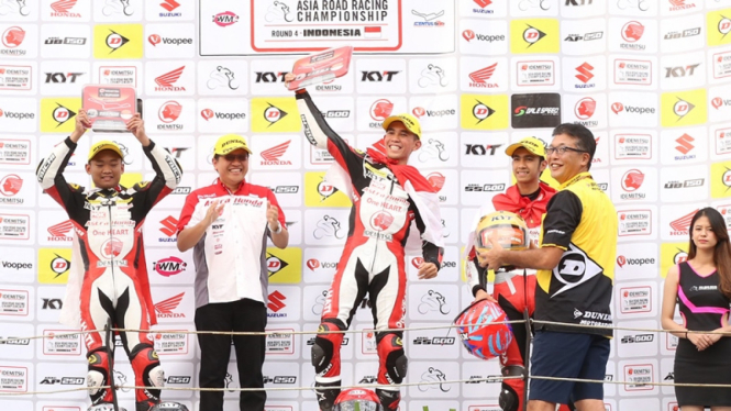 Pembalap Astra Honda Racing Team mendapatkan podium