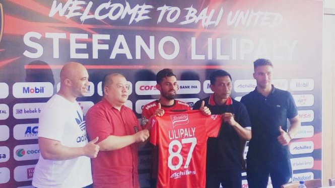 Konferensi pers bergabungnya Stefano Lilipaly ke Bali United