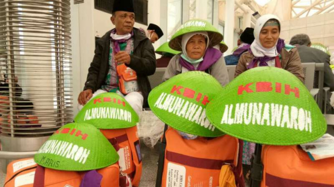 Jemaah haji asal Cilacap menggunakan caping gunung.