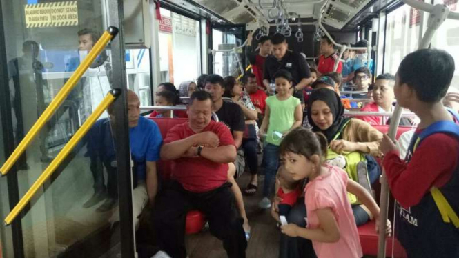 Suasana penumpang di bus TransJakarta Koridor 13 beberapa waktu lalu.