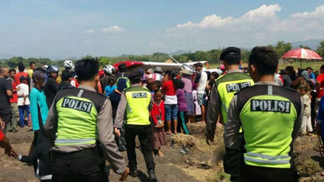 Pesawat milik Komite Olahraga Nasional Indonesia DKI Jakarta mendarat darurat di Kabupaten Ponorogo, Jawa Timur, pada Minggu siang, 13 Agustus 2017.
