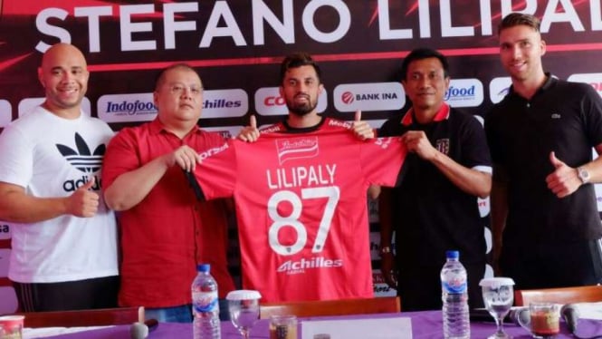 Gelandang Bali United, Stefano Lilipaly (tengah)