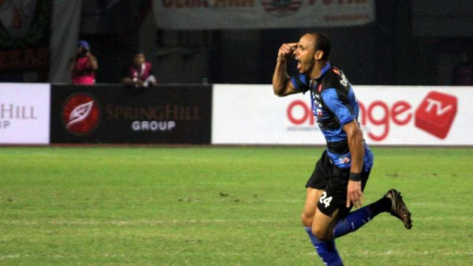 Striker Madura United, Peter Odemwingie