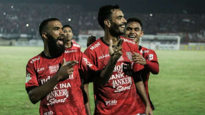 Penyerang Bali United, Sylvano Comvalius (kiri)