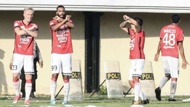 Para pemain Bali United merayakan gol Syilvano Comvalius (kedua dari kiri)