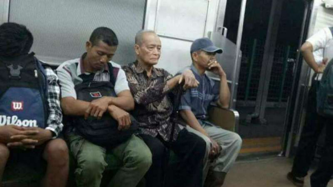 Ahmad Syafii Maarif, mantan Ketua Umum Muhammadiyah (tangan bertopang tongkat), di bangku kereta rel listrik dari Jakarta menuju Istana Bogor pada Sabtu pagi, 12 Agustus 2017.